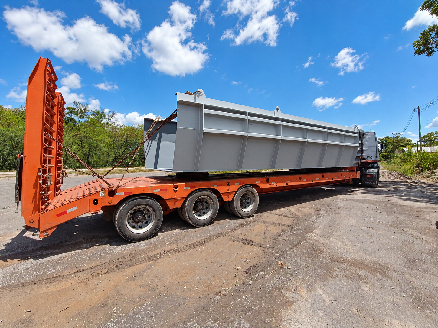 Estrutura metálica com reforços, preparada para transporte.