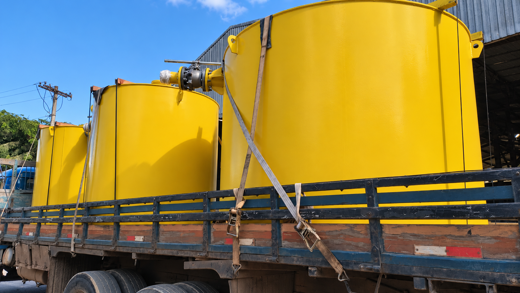Conjuntos metálicos com pintura amarela, preparados para transporte.